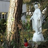 Rzeźba Maryi na prywatnej posesji w Podkowie Leśnej