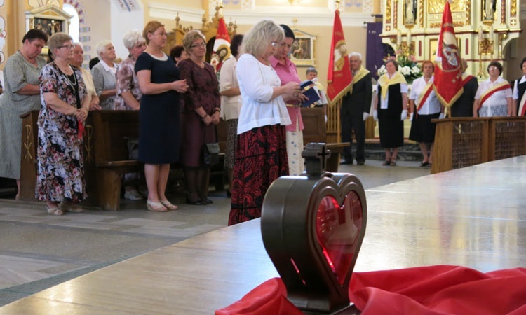 Arcybractwo pełnie duchową straż przy Sercu Jezusowym.