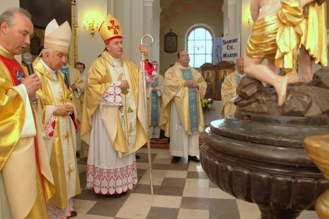 Tablica bp. Jana Obłąka w Borzęcinie