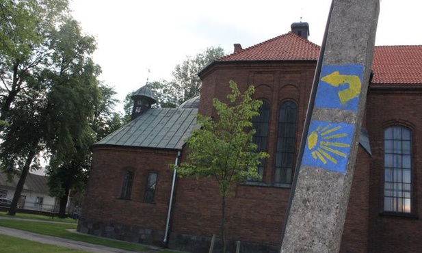 Muszelka - znak szlaku Jakubowego przed kościołem w Imielnicy