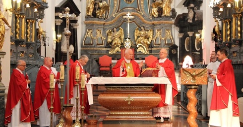 Msza św. w łowickiej bazylice katedralnej w uroczystość świętych apostołów Piotra i Pawła