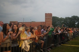 Publiczność szczelnie wypełniła błonia zamkowe na koncercie Maryli Rodowicz