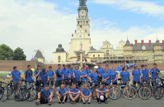 Na rowerach do Częstochowy wybrała się blisko czterdziestoosobowa grupa młodych parafian z opiekunami