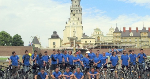 Na rowerach do Częstochowy wybrała się blisko czterdziestoosobowa grupa młodych parafian z opiekunami