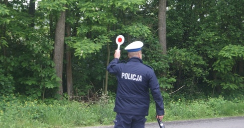 Policjant z żyrardowskiej drogówki w czasie kontroli drogowej