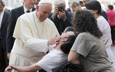  26.06.2013, Rzym. Papież Franciszek podczas audiencji generalnej na placu św. Piotra pozdrawia wiernych, zatrzymuje się przy chorych