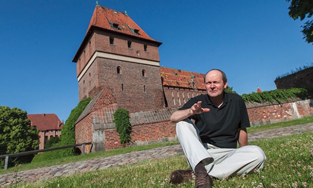 Marek Stokowski – kustosz Muzeum Zamkowego w Malborku, pisarz, poeta, autor powieści „Samo-loty”, „Stroiciel lasu”