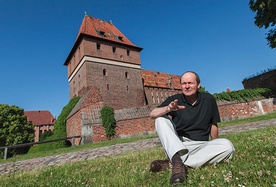 Marek Stokowski – kustosz Muzeum Zamkowego w Malborku, pisarz, poeta, autor powieści „Samo-loty”, „Stroiciel lasu”