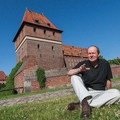 Marek Stokowski – kustosz Muzeum Zamkowego w Malborku, pisarz, poeta, autor powieści „Samo-loty”, „Stroiciel lasu”