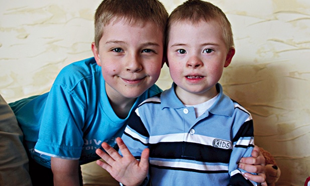  Tomek na festyn w przedszkolu przyszedł z mamą i bratem