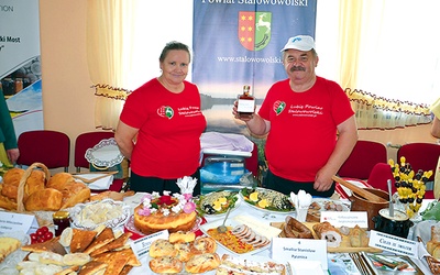  Agnieszka i Stanisław Smaliszowie przed swoim stoiskiem podczas festiwalu