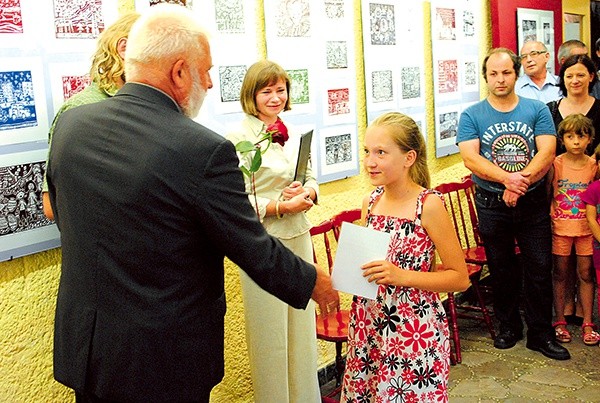 Stanisław Świeca wręcza dyplomy uczestnikom ogniska