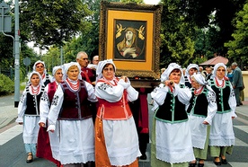 W procesji cudowny obraz został wyniesiony z kościoła