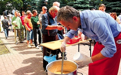  W ramach akcji „Artyści dla bezdomnych” Radosław Pazura i Przemysław Babiarz wydawali ubogim zupę