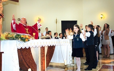  Mszę św. na zakończenie roku szkolnego dla „klasyka” odprawił bp Józef Zawitkowski, który zaprosił najmłodszych uczniów tuż przed ołtarz