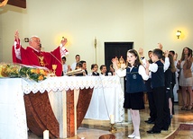  Mszę św. na zakończenie roku szkolnego dla „klasyka” odprawił bp Józef Zawitkowski, który zaprosił najmłodszych uczniów tuż przed ołtarz