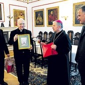 Gospodarze wręczyli pasterzowi i seminarium pamiątkowe obrazy z widokiem pomnika Jana Pawła II i kard. S. Wyszyńskiego z dziedzińca KUL. Stoją od lewej: ks. Jarosław Wojtkun, ks. Marek Chmielewski, bp Henryk Tomasik i ks. Antoni Dębiński