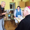 Biskup świdnicki z wizytą u poszkodowanych mieszkańców Zebrzydowa