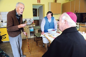 Biskup świdnicki z wizytą u poszkodowanych mieszkańców Zebrzydowa