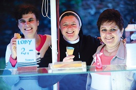 Siostra Brygida, zakrystianka, na festynie ze swoimi przyjaciółkami  