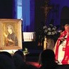  Ikona Matki Bożej i ks. Maj podczas nabożeństwa