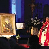  Ikona Matki Bożej i ks. Maj podczas nabożeństwa