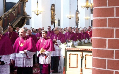 Na uroczystości zebrali się wierni i lidzbarska kapituła