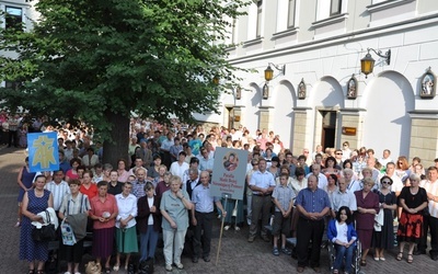 Pielgrzymi na placu sanktuaryjnym