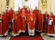 Po Mszy św. jubilaci stanęli do wspólnej fotografii z biskupami Ignacym Decem i Henrykiem Tomasikiem