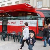 W mobilnym autobusie można oddawać krew przez całe wakacje