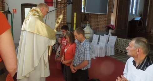 Ks. proboszcz Jacek Lubiński udzielił błogosławieństa Najświętszym Sakramentem rodzinom, które tworzą nowy krąg Domowego Kościoła