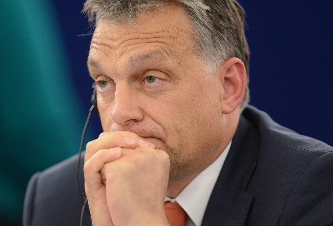 Węgrzy: PE łamie demokrację
