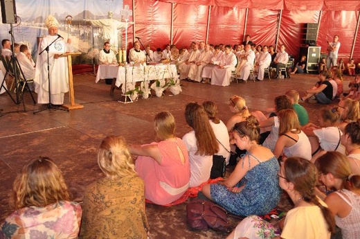 5 lipca. - Wiara to przyjęcie odpowiedzialności za Jezusa we własnym sercu, w rodzinie w społeczeństwie - mówił do młodych bp Henryk Tomasik
