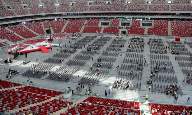Kilkoma bramkami uczestnicy spokojnie wchodzą na Stadion Narodowy