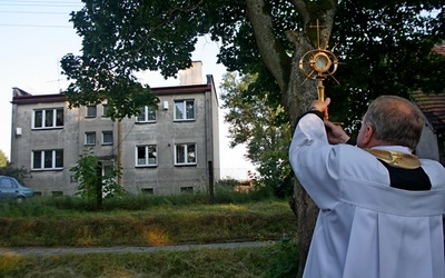 Stałym elementem każdej ewangelizacji jest procesja eucharytsyczna z błogosławieństwem domów 