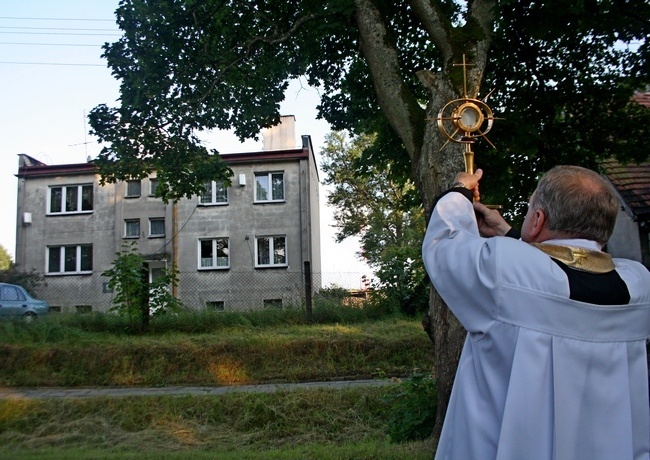 Stałym elementem każdej ewangelizacji jest procesja eucharytsyczna z błogosławieństwem domów 