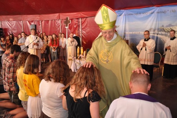 Bp Piotr Libera błogosławi grupę młodzieży z diecezji płockiej, która weźmie udział w Światowych Dniach Młodzieży w Rio de Janeiro