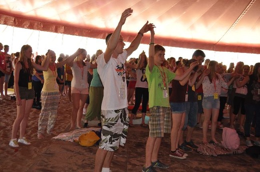 7 lipca. Uczestnicy Festiwalu Młodych śpiewali hymn centrum młodzieżowego "Studnia" przy bardzo ciekawej aranżacji