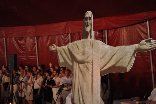 7 lipca. Figura Chrystusa z Corcovado towarzyszyła modlitewnym spotkaniom w namiocie adoracji