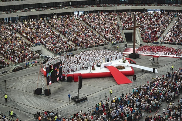 Na płycie stadionu stanęły podest w kształcie serca i potężny krzyż. Eucharystii przewodniczył  abp Henryk Hoser