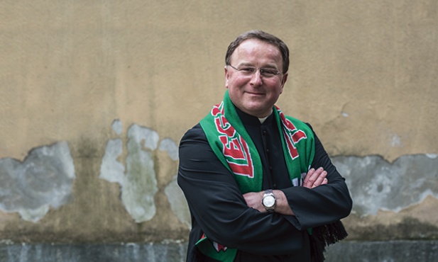 Ks. Bogusław Kowalski ma 54 lata, święcenia kapłańskie przyjął w 1987 r. Jako nastolatek przez sześć lat grał w młodzieżowych drużynach Legii Warszawa 