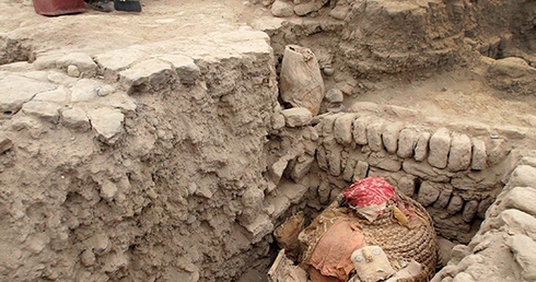 Pod posadzką zrujnowanej sali tronowej polscy archeolodzy odkryli nienaruszony królewski grobowiec preinkaskiej cywilizacji Wari. To pierwszy taki obiekt