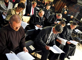 Uczestnicy II sesji plenarnej 43. Synodu Diecezji Płockiej  dyskutują w katedrze nad projektami dokumentów