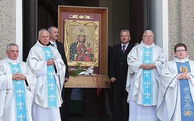 Po Mszy św. wokół kościoła przeszła procesja z obrazem Pani Kazimierzowskiej i odśpiewano Apel Jasnogórski