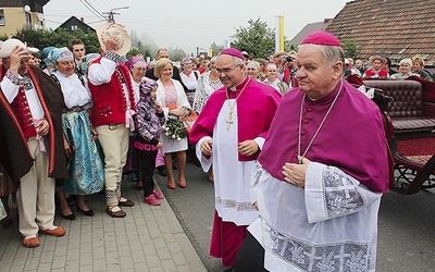 Mieszkańcy Jaworzynki towarzyszyli biskupom Wiesławowi Krótkiemu i Tadeuszowi Rakoczemu, kiedy bryczką podjeżdżali do kościoła parafialnego