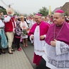Mieszkańcy Jaworzynki towarzyszyli biskupom Wiesławowi Krótkiemu i Tadeuszowi Rakoczemu, kiedy bryczką podjeżdżali do kościoła parafialnego