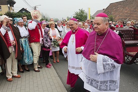 Mieszkańcy Jaworzynki towarzyszyli biskupom Wiesławowi Krótkiemu i Tadeuszowi Rakoczemu, kiedy bryczką podjeżdżali do kościoła parafialnego