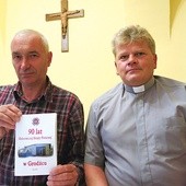 Ks. proboszcz Andrzej Szczepaniak jest dumny ze strażaków, którymi dowodzi Stanisław Cebulak