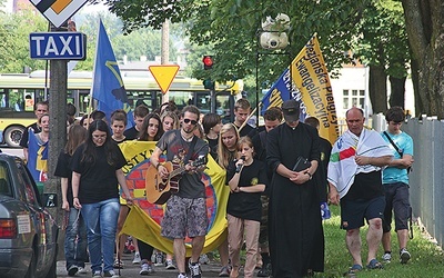 Chwilę po przyjeździe wyszli na ulicę. Idąc, odmawiali Koronkę do Miłosierdzia Bożego. Nie zrażali się nieprzychylnymi komentarzami niektórych przechodniów