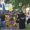 Chwilę po przyjeździe wyszli na ulicę. Idąc, odmawiali Koronkę do Miłosierdzia Bożego. Nie zrażali się nieprzychylnymi komentarzami niektórych przechodniów